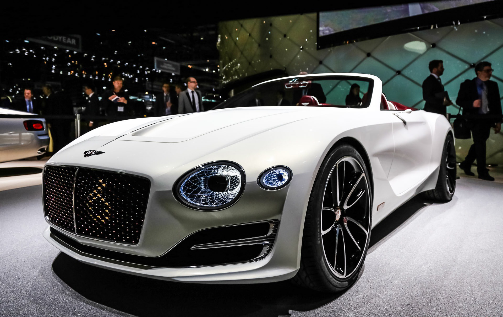 Самым большим сюрпризом на Женевском автосалоне 2017 пока стала концепция Bentley EXP12 Speed 6e. Она основана на купе, которое мы видели несколько лет назад, и представляет собой концептуальный автомобиль с откидным верхом, который использует новейш